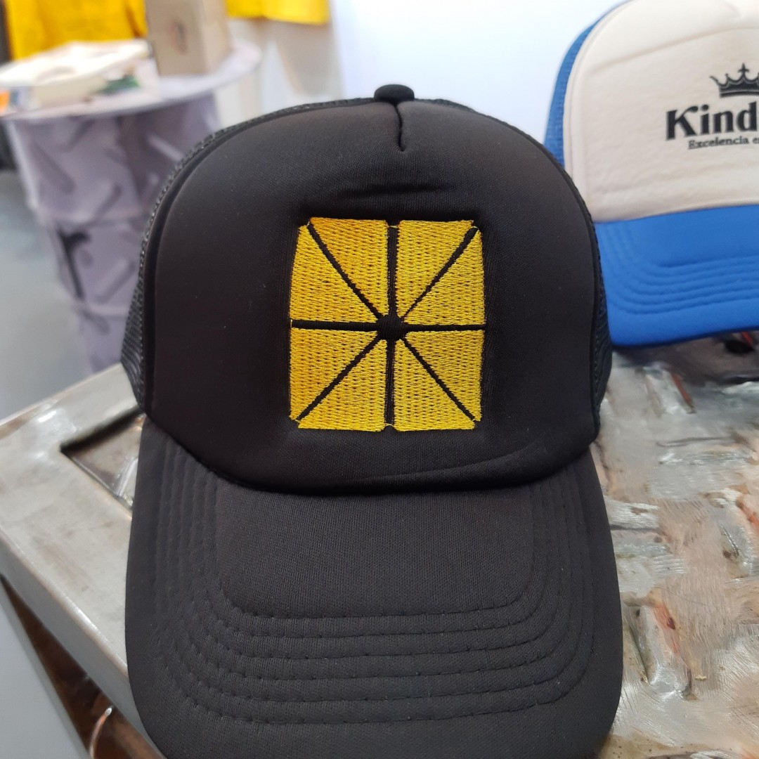 gorra-trucker-con-logo-a-cotizar